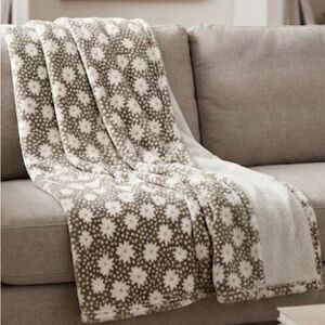 Lucky Brand Daisy Print Plush Throw on a neutral background, 50”x70”